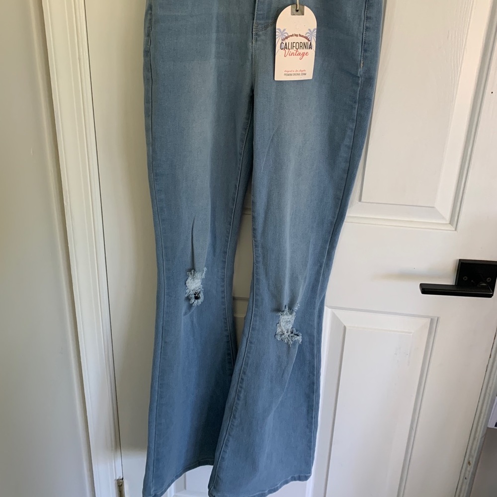NWT Women’s California Vintage Light Washed Ripped Flair Jeans